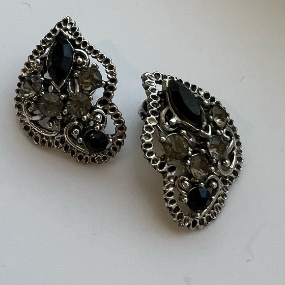 VINTAGE Faux Onyx and‎ Rhinestone Filigree Clip Earrings - Picture 8 of 9